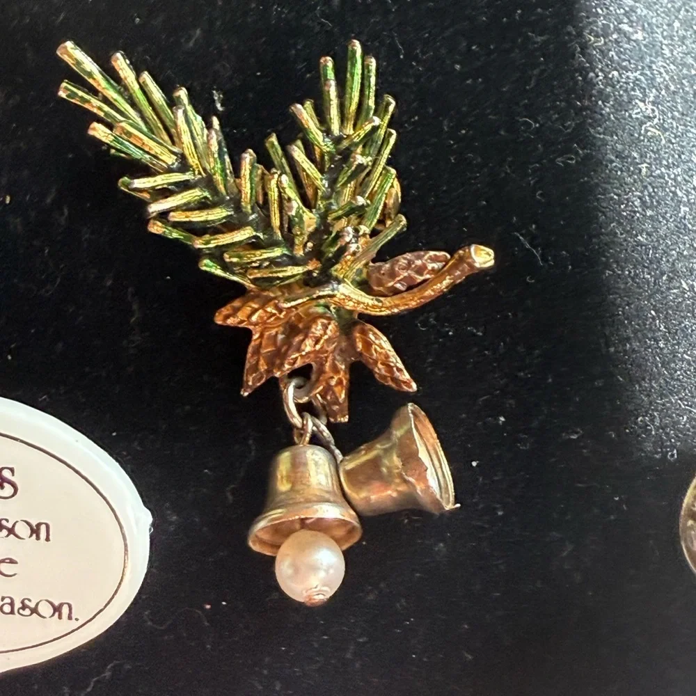 Festive Gold and Green Brooch Set‎